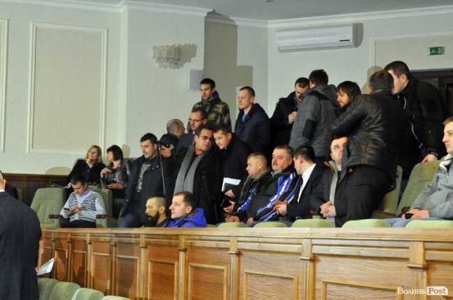 В проході стоять луцькі депутати, які теж прийшли на сесію
