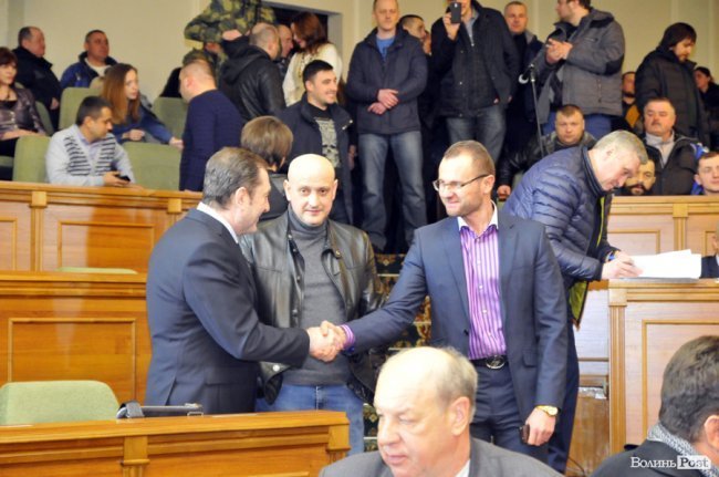 Депутат Євгеній Ткачук стоїть між депутатами Василем Столяром та Ігорем Поліщуком