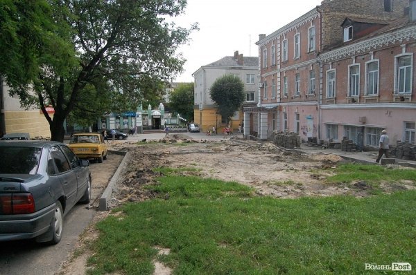 Порожню ділянку в центрі Луцька забудують. ФОТО