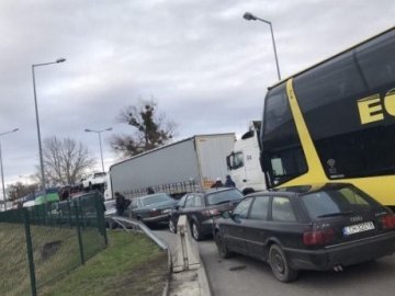 У чергах на кордоні з Польщею скупчилось 300 автівок