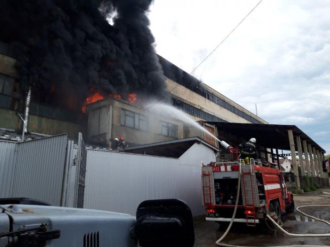 На фабриці у Чернівцях спалахнула масштабна пожежа. ФОТО