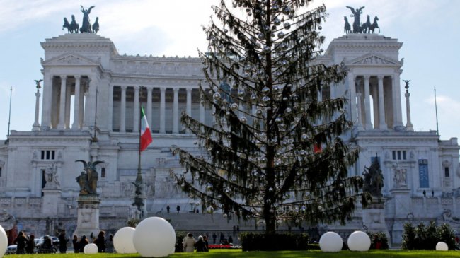 Головна ялинка Італії: «обскубана» і дорога. ФОТО