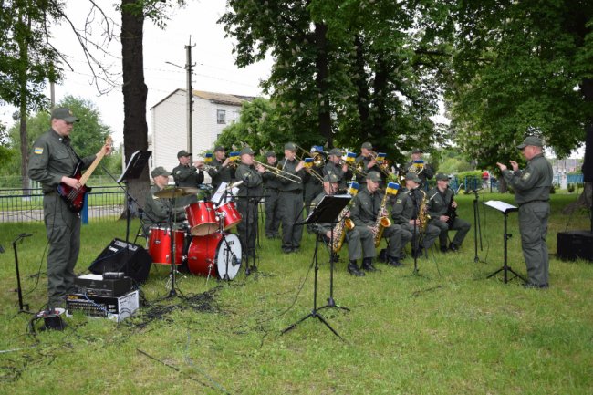 Луцькі прикордонники влаштували святковий концерт для дітей з особливими потребами. ФОТО