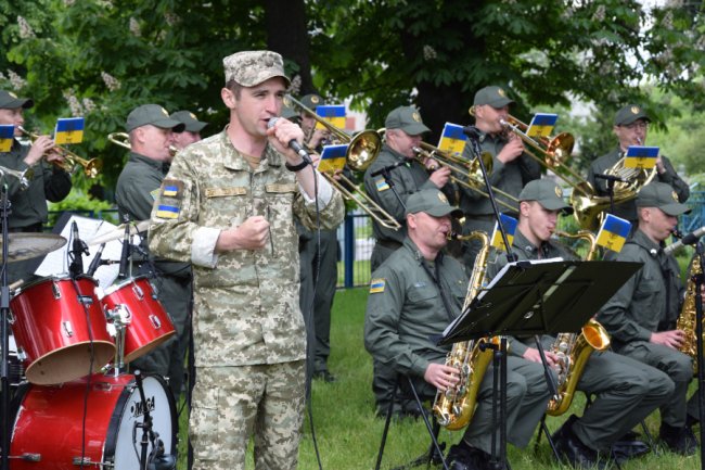 Луцькі прикордонники влаштували святковий концерт для дітей з особливими потребами. ФОТО