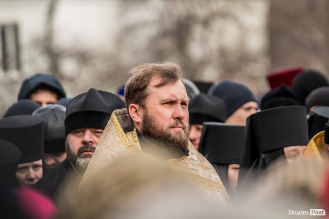 «Силою нашу церкву ніхто не забере»: як у Луцьку прихильники УПЦ (МП) на майдан вийшли. ФОТОРЕПОРТАЖ