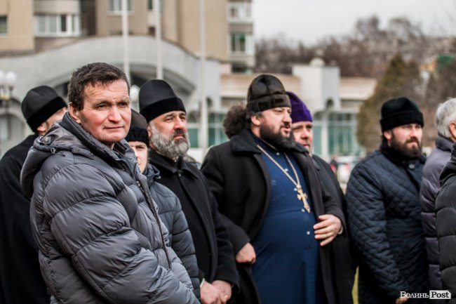 «Силою нашу церкву ніхто не забере»: як у Луцьку прихильники УПЦ (МП) на майдан вийшли. ФОТОРЕПОРТАЖ