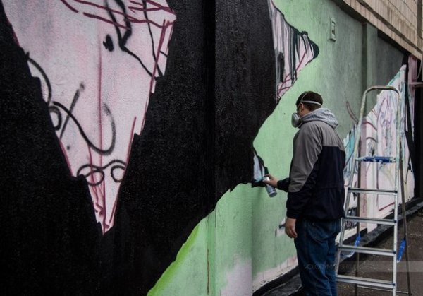 Як на будинку в Луцьку з'явився кількаметровий равлик. ФОТО