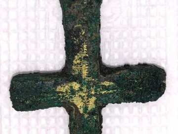 Під час розкопок на Волині археологи знайшли позолочений хрест-енколпіон. ФОТО