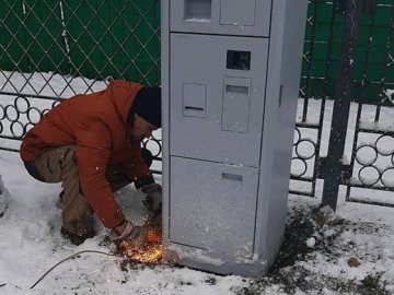 У Луцьку демонтували паркомат на площі перед замком Любарта
