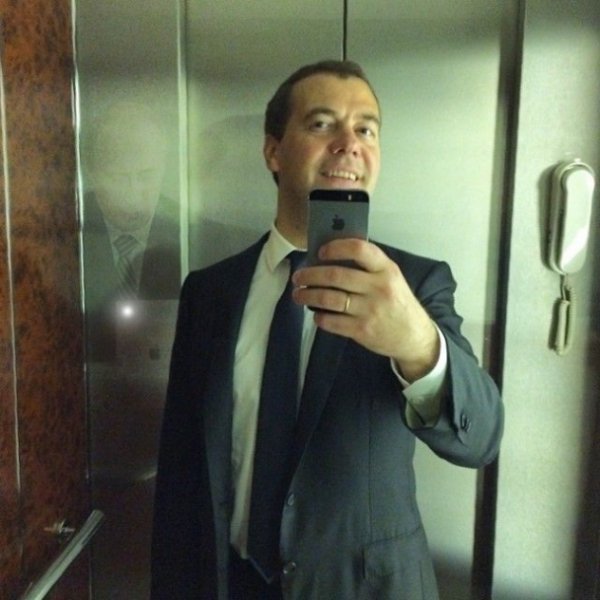 Інтернет сміється з селфі Медведєва. ФОТО