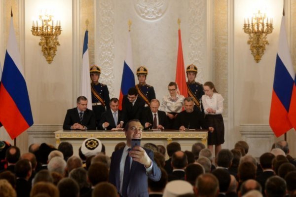 Інтернет сміється з селфі Медведєва. ФОТО