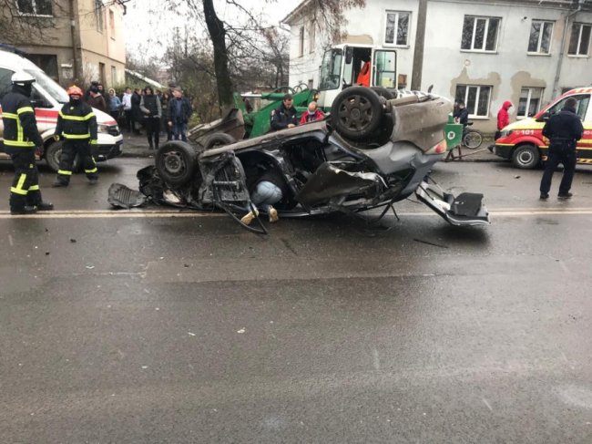 У Луцьку на Львівській сталася аварія: авто перекинулося на дах. ФОТО