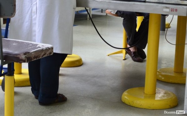 Тут майже як в операційній: працюють у змінному взутті та білих халатах