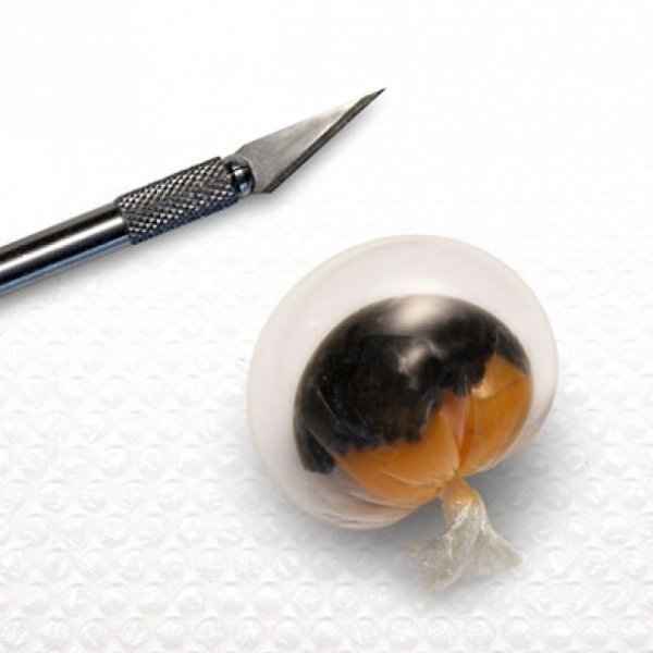 Страва: «Кібер-яйце». Ресторан Combal.Zero (Ріволі, Італія).Давіде Скабін відомий концептуальними стравами на зразок кібер-яйця. Він подає ікру разом з яйцем-пашот в пластиковому міхурі