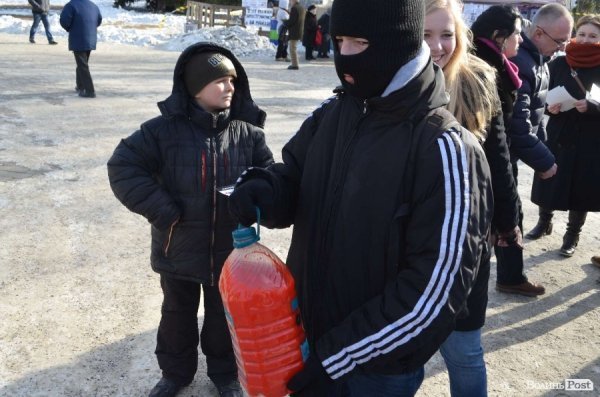 «Кров», міліція і сутичики: у Луцьку відвідали заклади регіоналів. ФОТО
