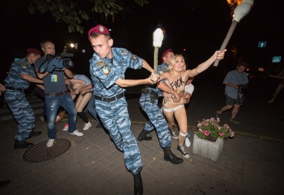 Активістки FEMEN з факелами влаштували облаву на Лукашенка. ФОТО