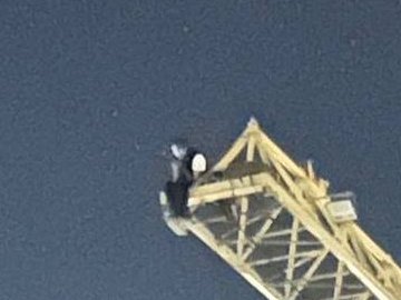 У Луцьку чоловік погрожує зістрибнути зі стріли будівельного крана. ФОТО