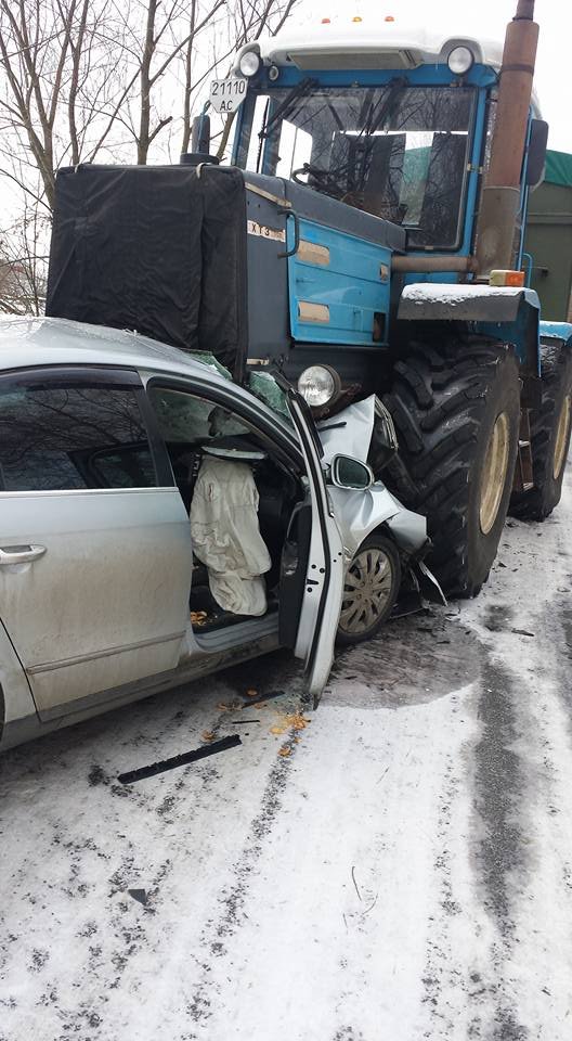 Аварія біля Луцька: люди з легковика дивом вижили під час зіткнення з трактором