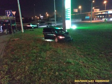 У Луцьку легковик протаранив бус і пролетів між стовпами. ФОТО