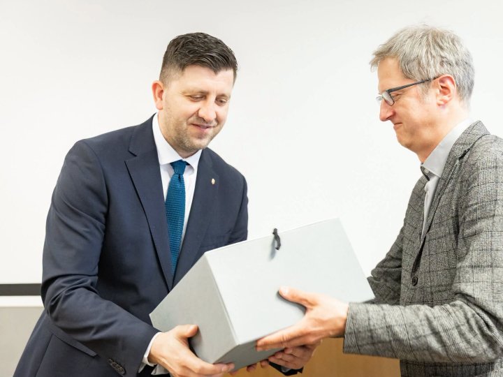 Латвія передала Україні історичні документи, в яких є інформація про Волинь