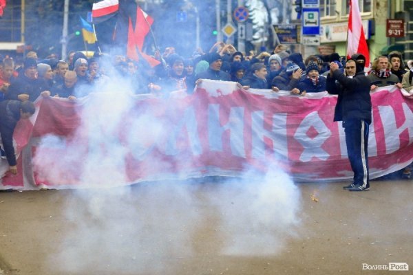 Футбольні фани у Луцьку влаштували марш. ВІДЕО