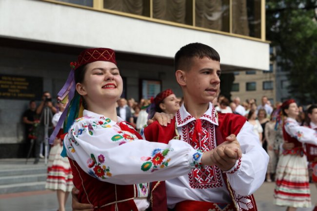 Вручення медалей випускникам у Луцьку: як це було