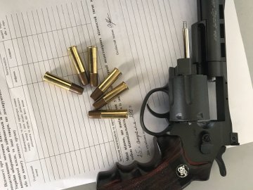 На «Ягодині» митники вилучили у чоловіка пістолет