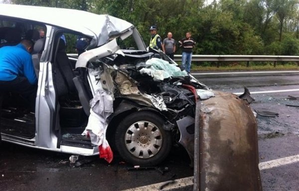 Смертельне зіткнення вантажівки та двох бусів на Закарпатті. ФОТО. ВІДЕО