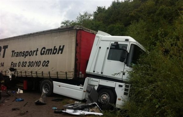 Смертельне зіткнення вантажівки та двох бусів на Закарпатті. ФОТО. ВІДЕО