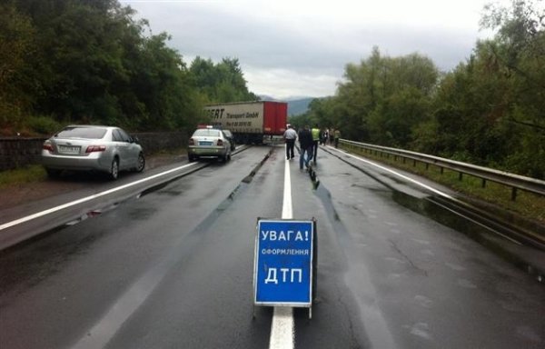 Смертельне зіткнення вантажівки та двох бусів на Закарпатті. ФОТО. ВІДЕО