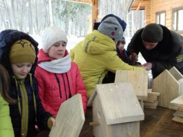 Подарунки для пернатих: волинські школярі майстрували шпаківні