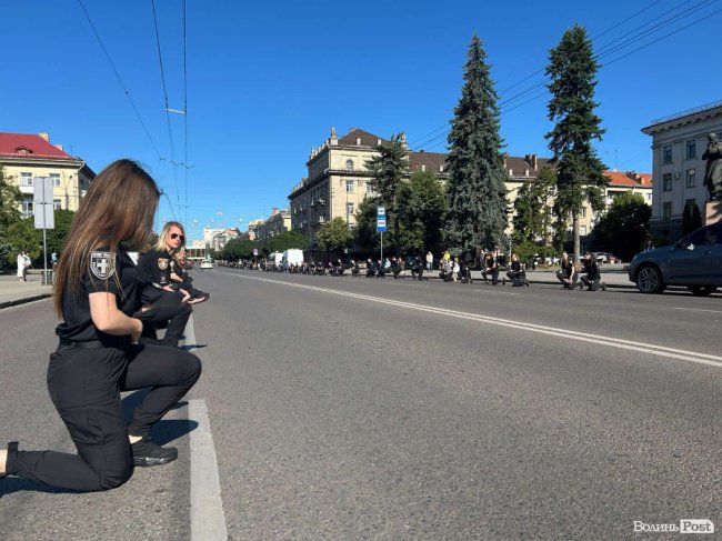 У Луцьку поліцейські навколішки зустріли «На щиті» загиблого колегу, Героя Юрія Кривошапку
