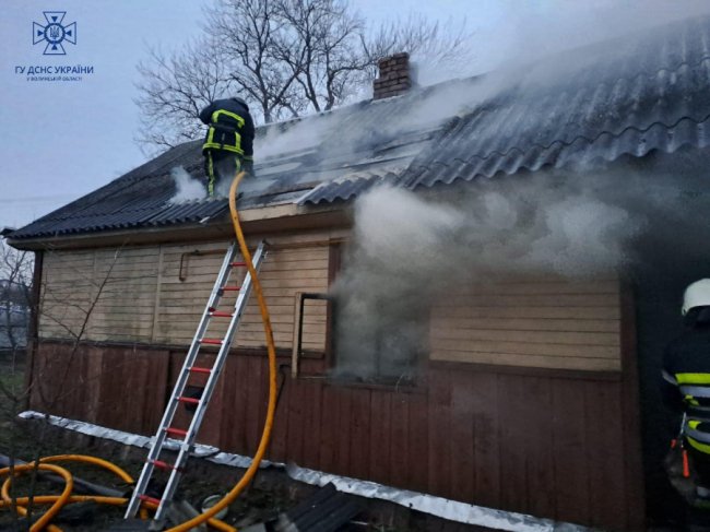 Через куріння власниці у Копачівці горів будинок: її госпіталізували з опіками. ФОТО