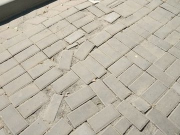 У центрі Луцька криво поклали бруківку, - соцмережі. ФОТО