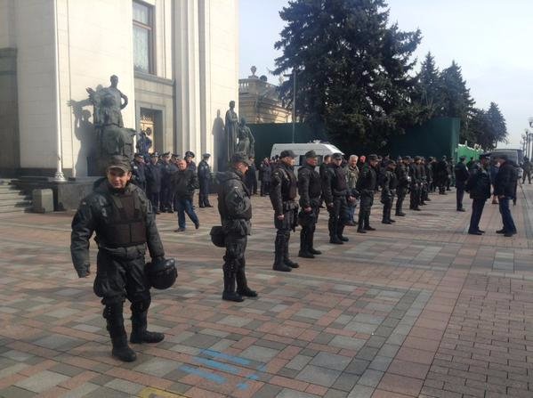 Парламент знову пікетують шахтарі. ФОТО