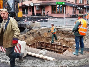 Біля історичного факультету у Луцьку стався обвал труби: рух транспорту перекрили