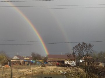 У волинському селищі небо заполонили веселки. ФОТОФАКТ