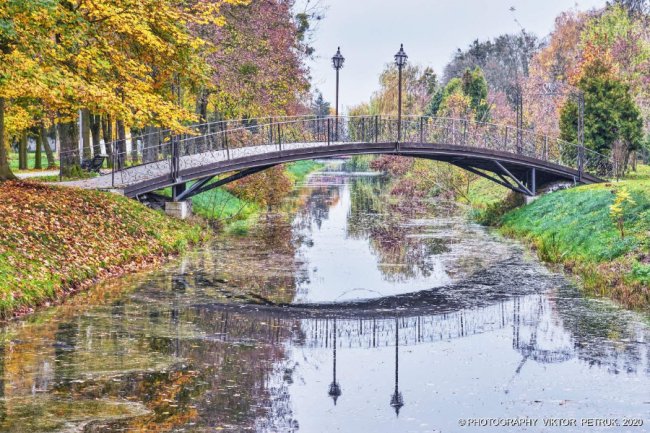 Неймовірна осінь у луцькому парку. ФОТО