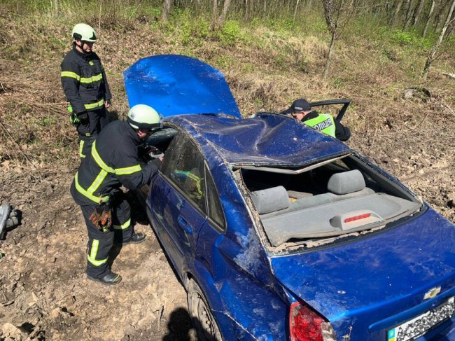 Автопригода на Волині: машина злетіла у кювет і кілька разів перевернулася