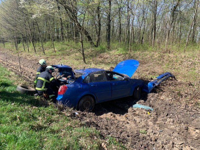Автопригода на Волині: машина злетіла у кювет і кілька разів перевернулася