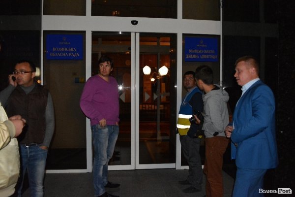 У Луцьку пікетували СБУ і вимагали зустрічі з губернатором. ФОТО. ВІДЕО