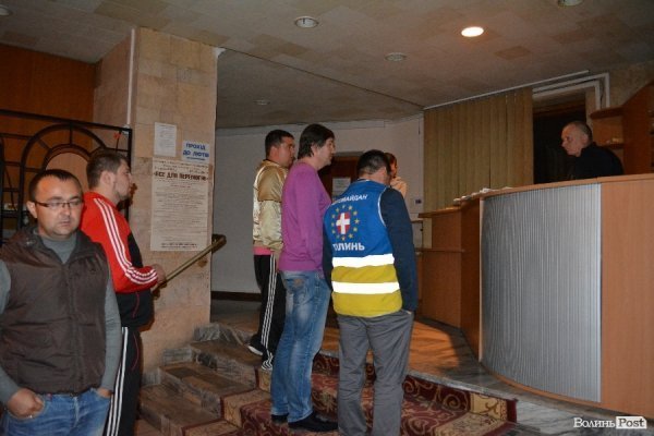 У Луцьку пікетували СБУ і вимагали зустрічі з губернатором. ФОТО. ВІДЕО