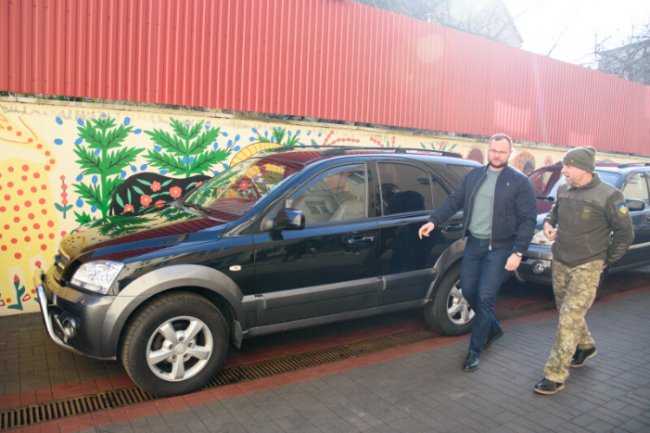 Луцькрада передала 3 позашляховики військовим на Бахмутський напрямок. ФОТО