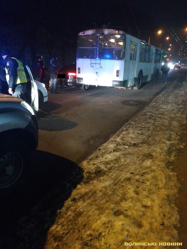 Не поділили дорогу: у Луцьку зіткнулись тролейбус та легковик. ФОТО