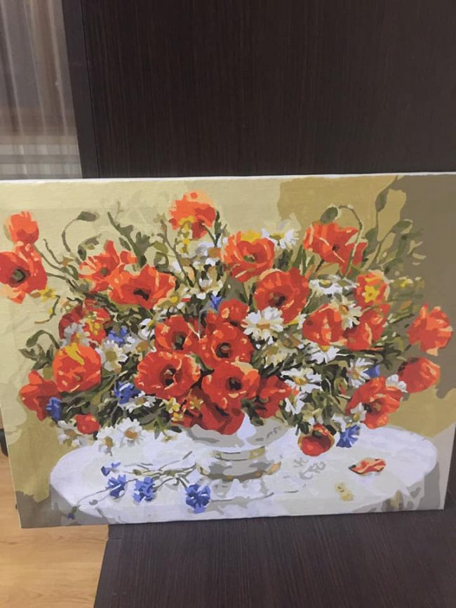 У Луцьку продають картини маленької рівненчанки з ДЦП. ФОТО