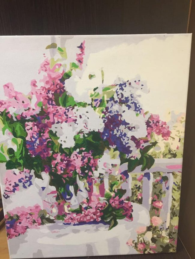 У Луцьку продають картини маленької рівненчанки з ДЦП. ФОТО