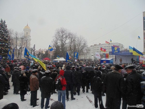 Віче на луцькому Євромайдані. ФОТО