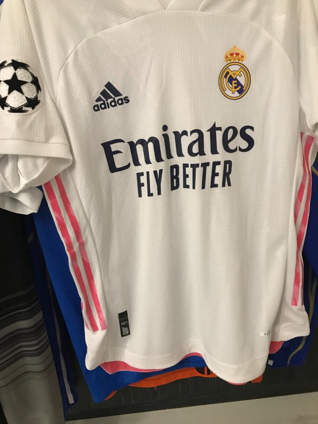 Зінченко, Модрич, Магвайр: лучанин колекціонує футболки відомих футболістів. ФОТО