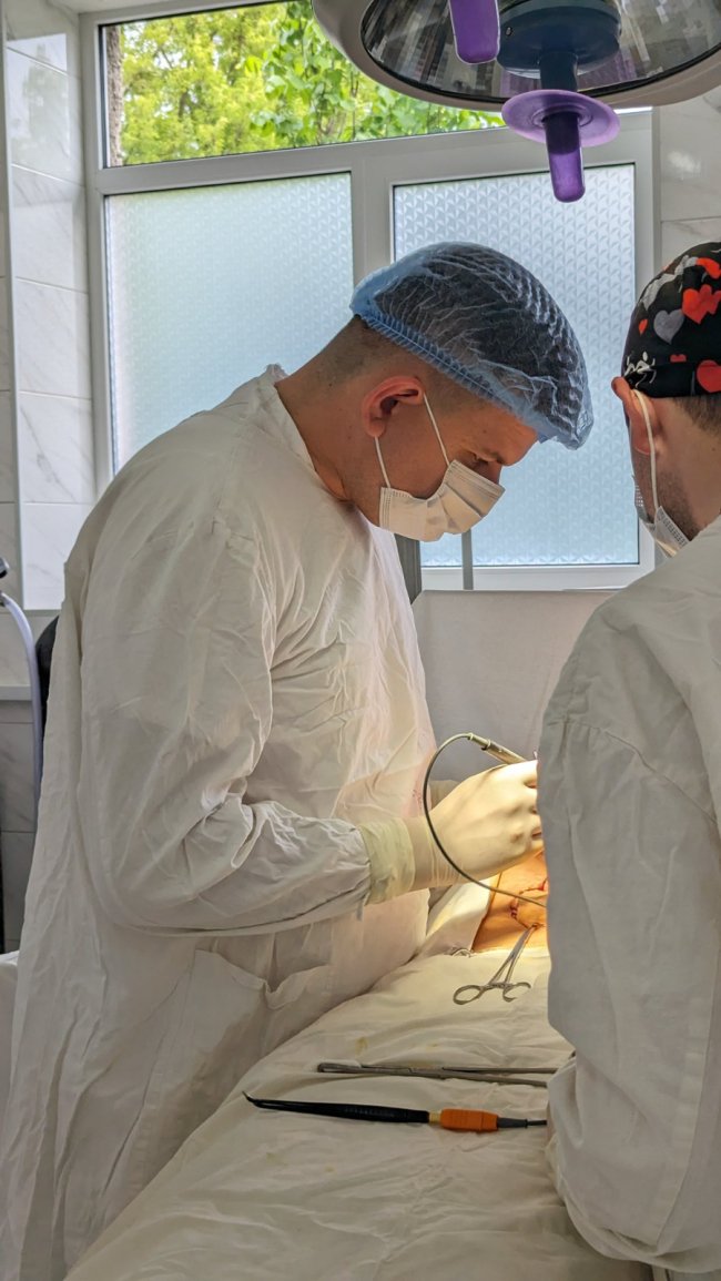 Волинські медики зробили складну унікальну операцію пацієнту з гігантською грижею. ФОТО