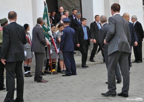 Польський президент виходить з костелу